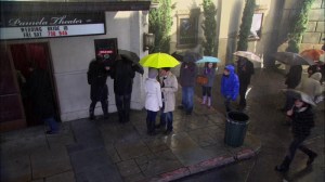 Declaración de amor bajo un paraguas amarillo