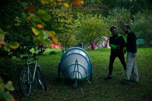 Turistas Steve Oram con amigo