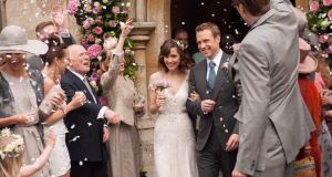 Les doy un año boda Rafe Spall Rose Byrne