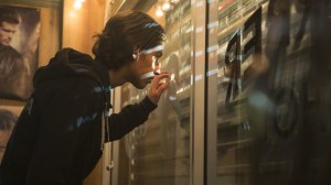 Fear The Walking Dead - Chris mirando por la ventana