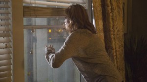 Fear The Walking Dead - Maddie mirando por la ventana