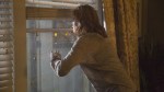 Fear The Walking Dead – Maddie mirando por la&nbsp;ventana