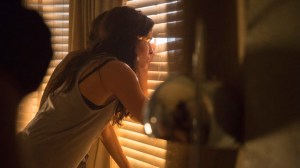 Fear The Walking Dead - Ofelia mirando por la ventana