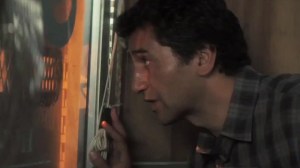 Fear The Walking Dead - Travis mirando por la ventana