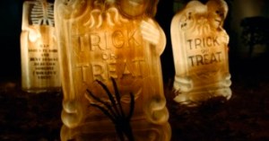 Stranger-Things-2-Halloween-graveyard